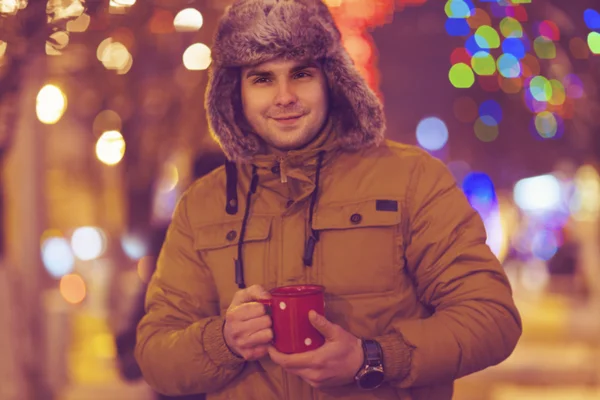 室外冬天喝茶的年轻男子的画像 — 图库照片