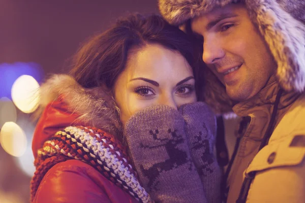 Lyckliga par i kärlek utomhus i kväll Christmas lights — Stockfoto