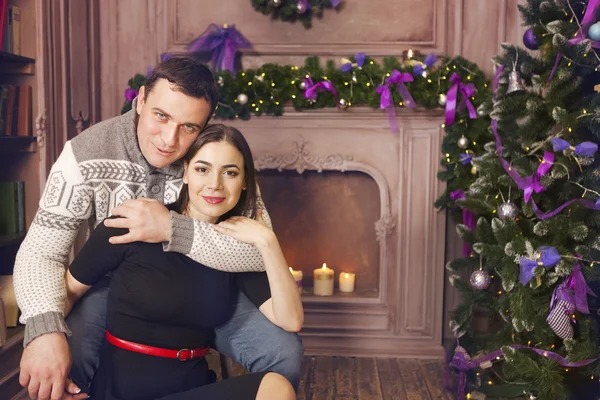 Família sorridente em casa celebrando o Natal — Fotografia de Stock