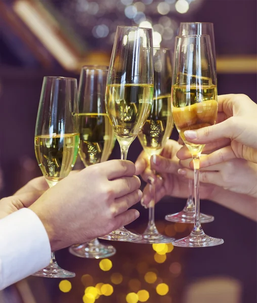 Gente sosteniendo copas de champán haciendo un brindis — Foto de Stock