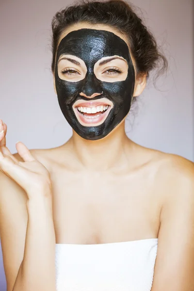 Genç kadın tedavi siyah MU'nun yüz maskesi — Stok fotoğraf