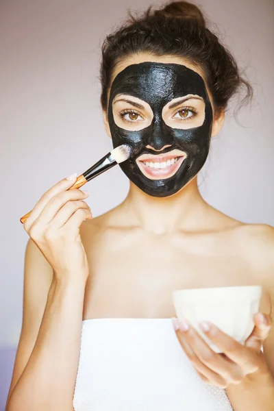 Giovane bella donna che applica una maschera per il viso della therap — Foto Stock