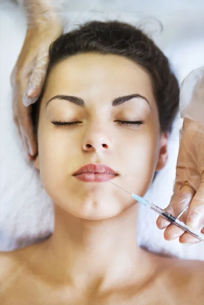 Mujer bonita joven recibiendo inyección cosmética en la cara como un — Foto de Stock