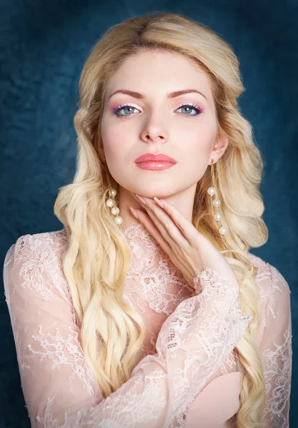 Retrato de jovem bela menina loira caucasiana — Fotografia de Stock