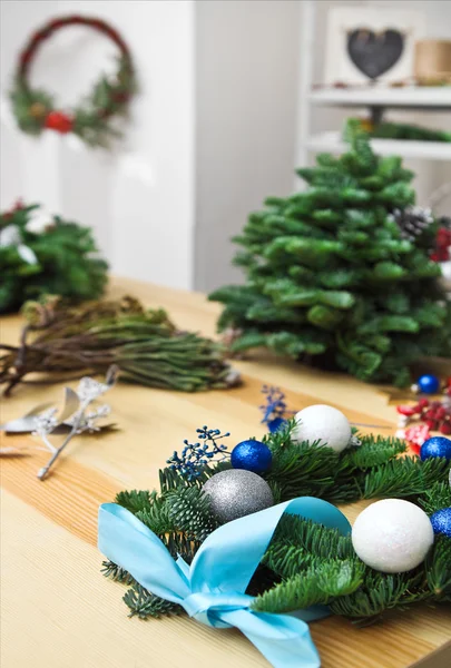 Decoración de la corona de Navidad en la mesa — Foto de Stock