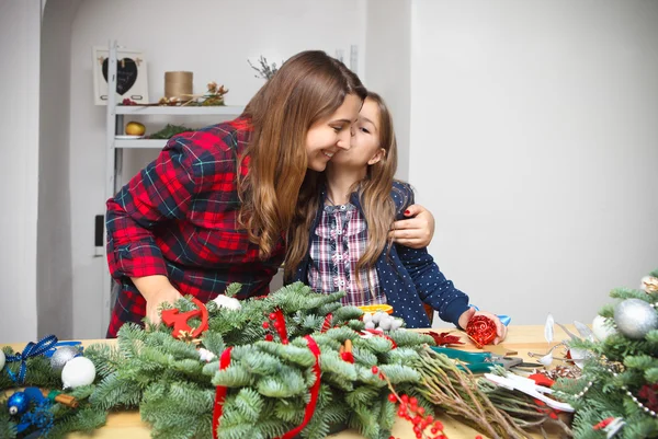 Matka, že adventní věnec s dcerou — Stock fotografie