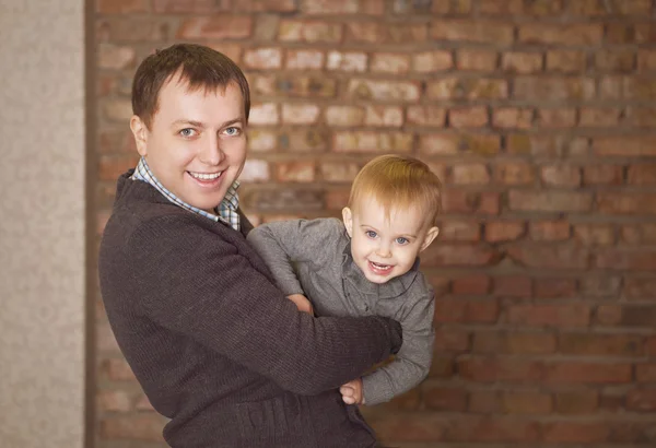 Gelukkig jonge vader met kleine dochter — Stockfoto