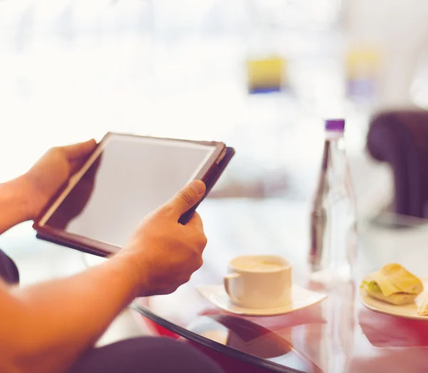 Mann hält Tablet-Computer in Café — Stockfoto