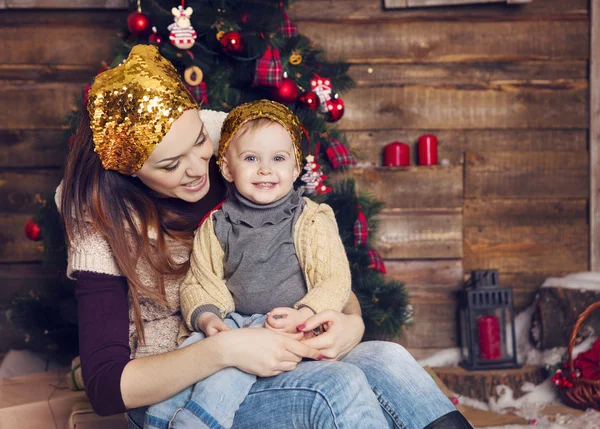 Stílusos anya és gyermeke ünneplő karácsony szobában felett — Stock Fotó