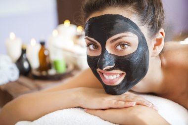 Genç güzel kadın için tedavi yüzü maskeli