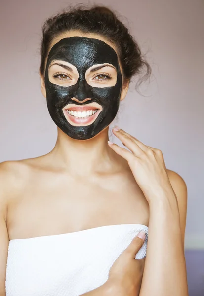 Giovane donna con una maschera per il viso del mu nero terapeutico — Foto Stock