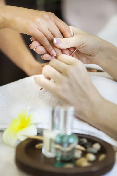 Mulher no salão de beleza recebendo manicure por esteticista — Fotografia de Stock