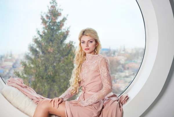 Porträtt av ung vacker kaukasiska blond flicka i underbara dre — Stockfoto