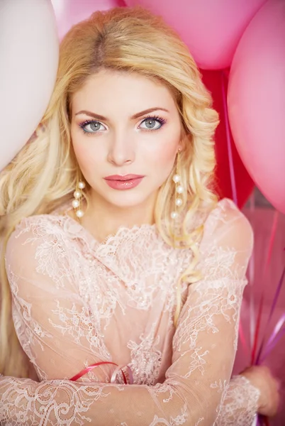 Romantisches Porträt eines schönen Mädchens mit Luftballons — Stockfoto