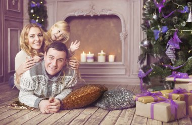 Şık aile Noel yakın odada Noel Kutlamaları