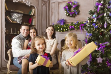 Şık aile kutlama Noel odada Noel ağacı üzerinde