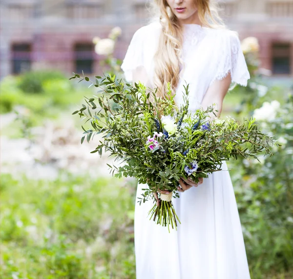 Beautiful wedding bouquet in the hands of the bride — Stock Photo, Image