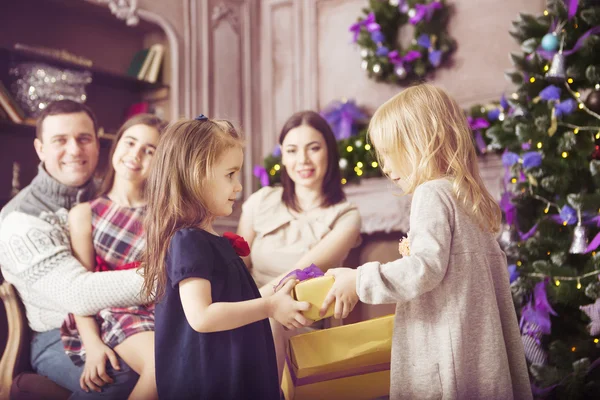 Stylový rodina slaví Vánoce v pokoji v blízkosti vánoční — Stock fotografie
