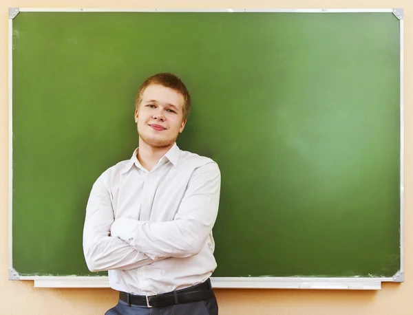 Stojący w pobliżu tablicy w klasie studenta — Zdjęcie stockowe