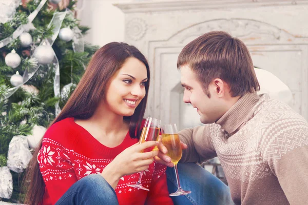 Jovem casal feliz bebendo champanhe pela árvore Cristmas — Fotografia de Stock