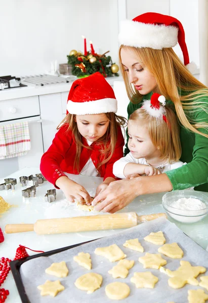 Duas meninas adoráveis e mãe assar biscoitos de Natal — Fotografia de Stock