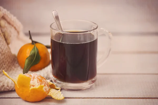 Café negro y mandarinas — Foto de Stock