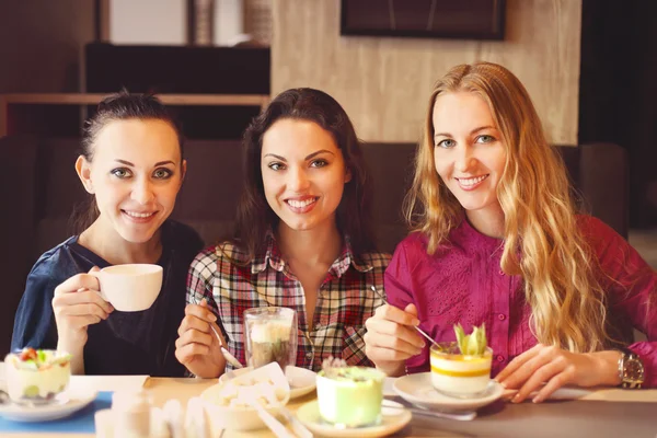 Three young women at a meeting in a cafe — Stock Photo, Image