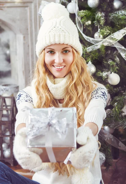 Gelukkig jonge vrouw met kerst aanwezig in haar handen — Stockfoto