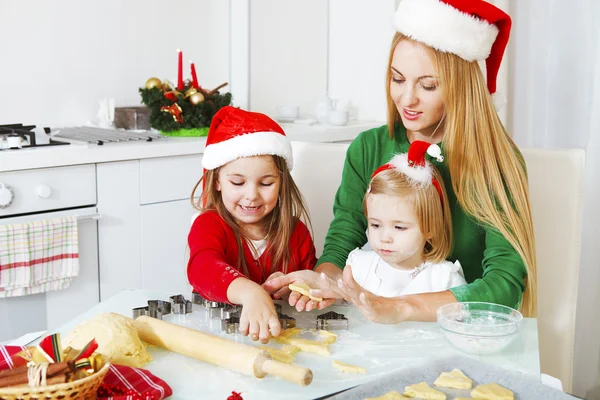 Dos niñas y madre horneando galletas de Navidad en el kitc — Foto de Stock