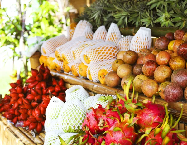 Obstmarkt unter freiem Himmel in Thailand — Stockfoto