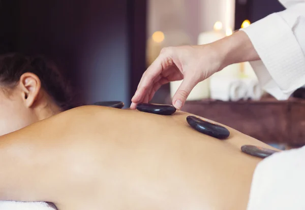 Terapia de massagem de pedra quente. Tratamento de Spa — Fotografia de Stock