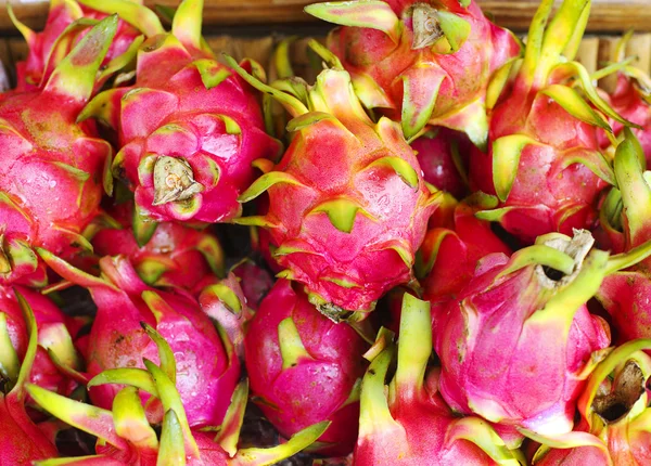 Tayland 'da market tezgahında ejderha meyvesi