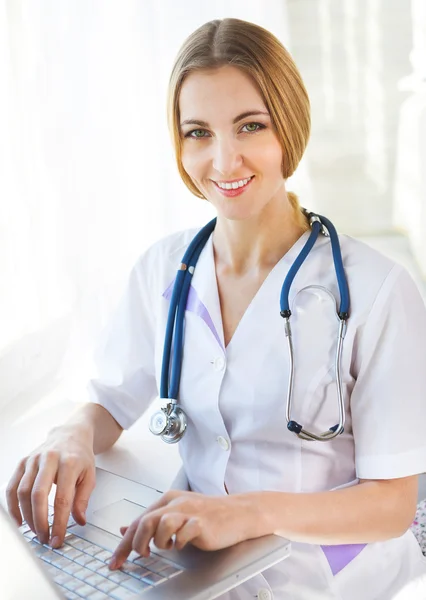 Portrait of young woman doctor at computer — Stock Photo, Image