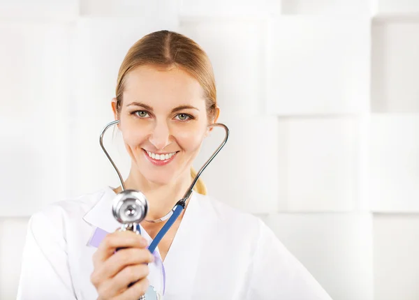 의사 여자는 흰색 배경 위에 듣기 — 스톡 사진