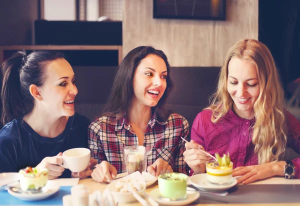 Three young women at a meeting in a cafe — Stock Photo, Image