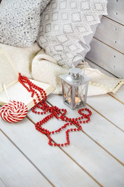 Noël nature morte avec lanterne et perles rouges sur backgr en bois — Photo