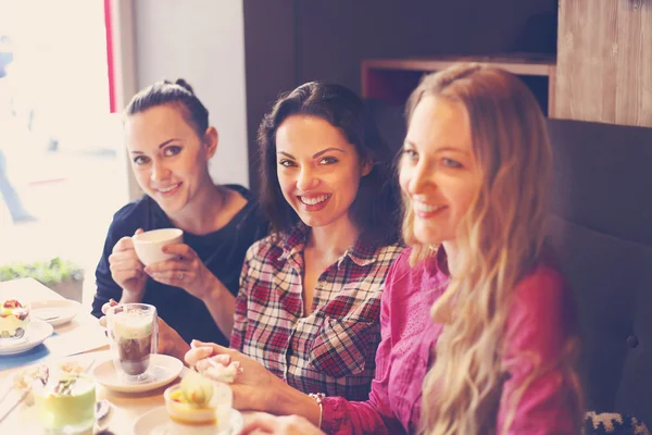 Három fiatal nő, egy kávézóban ülésén — Stock Fotó