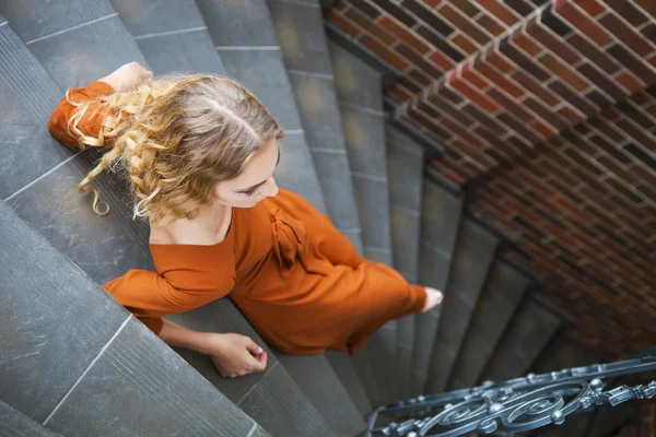 Schöne blonde Frau im langen Kleid — Stockfoto