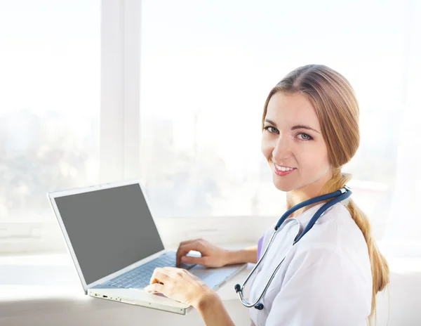 Portrait of young woman doctor at computer — Stock Photo, Image