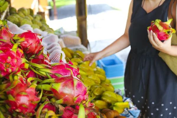 Femme qui choisit des fruits sur le marché des fruits en plein air — Photo
