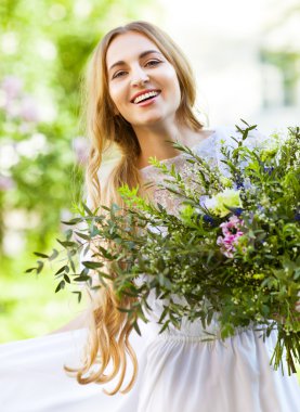 Güzel düğün buket çiçek tarzında bir gelinle 
