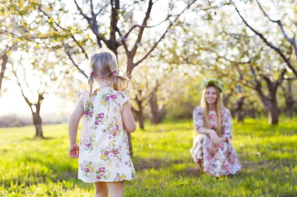 Happy matka a její malá dcera v jarní den — Stockfoto