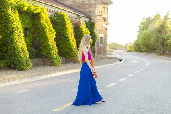 긴 드레스에 거리에 걷는 예쁜 젊은 여자 — 스톡 사진