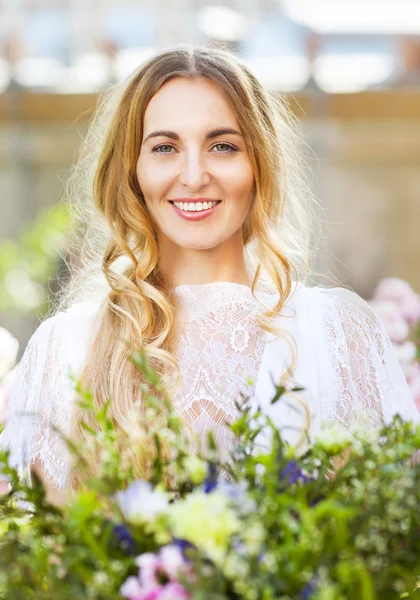 Sposa con bellissimo bouquet da sposa di fiori nello stile di — Foto Stock