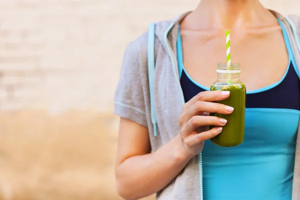 Woman drinking vegetable smoothie after fitness running workout — Stock Photo, Image