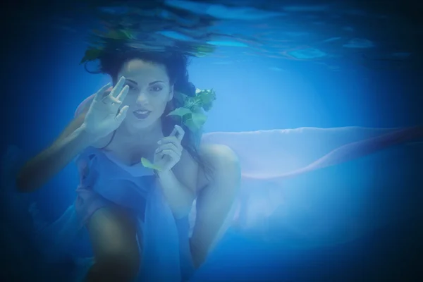 Underwater närbild porträtt av en kvinna — Stockfoto