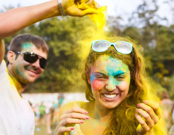 Boldog pár szerelmesek a holi színfesztiválon — Stock Fotó