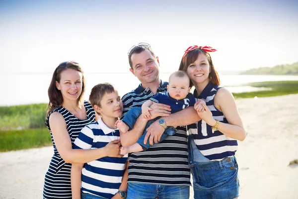 Famiglia di cinque persone che si divertono sulla spiaggia — Foto Stock