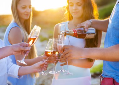 Mutlu arkadaş şampanya köpüklü şarap gözlük outd dökme