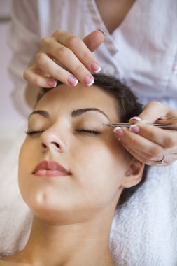 Güzel genç kadın kozmetik salonda. Yakın çekim